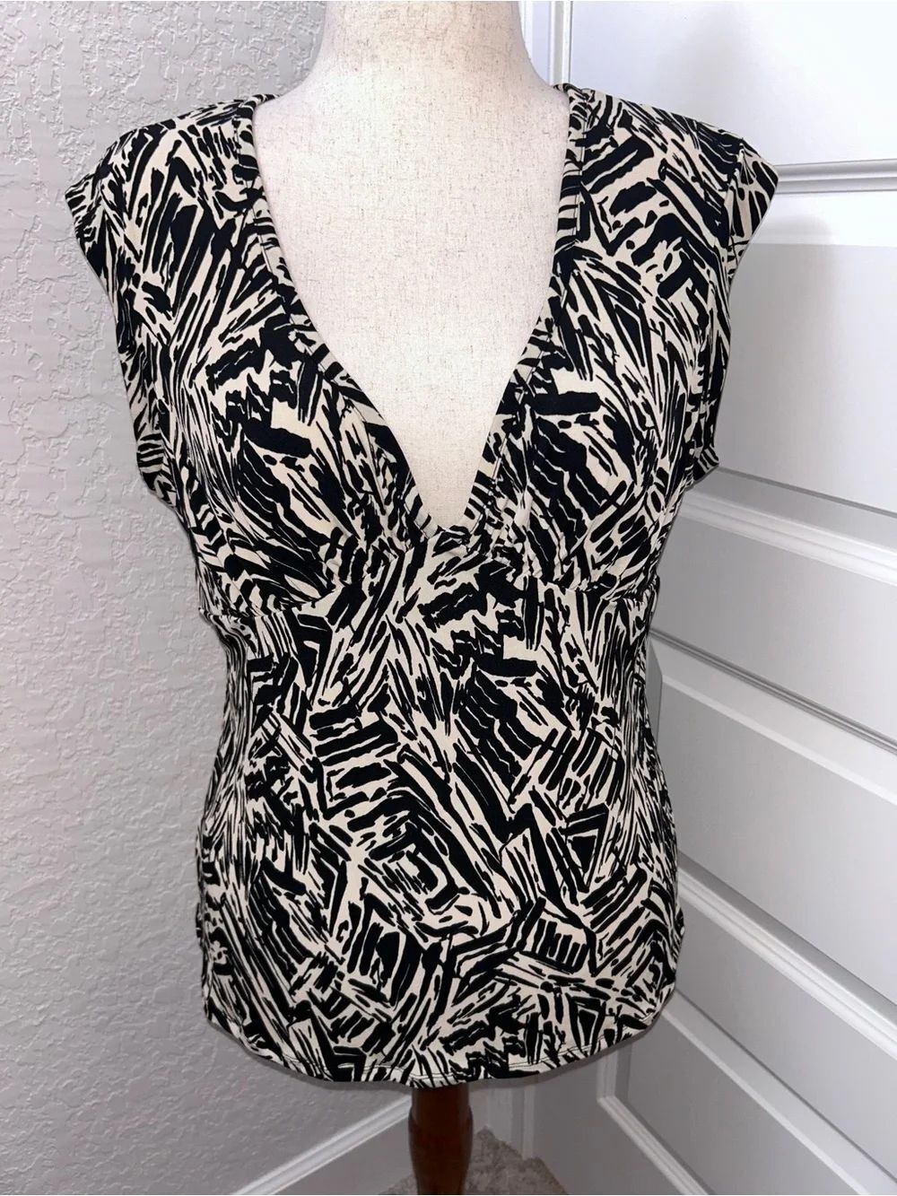 BCBG Paris Sleeveless Abstract Print Blouse Shirt Top